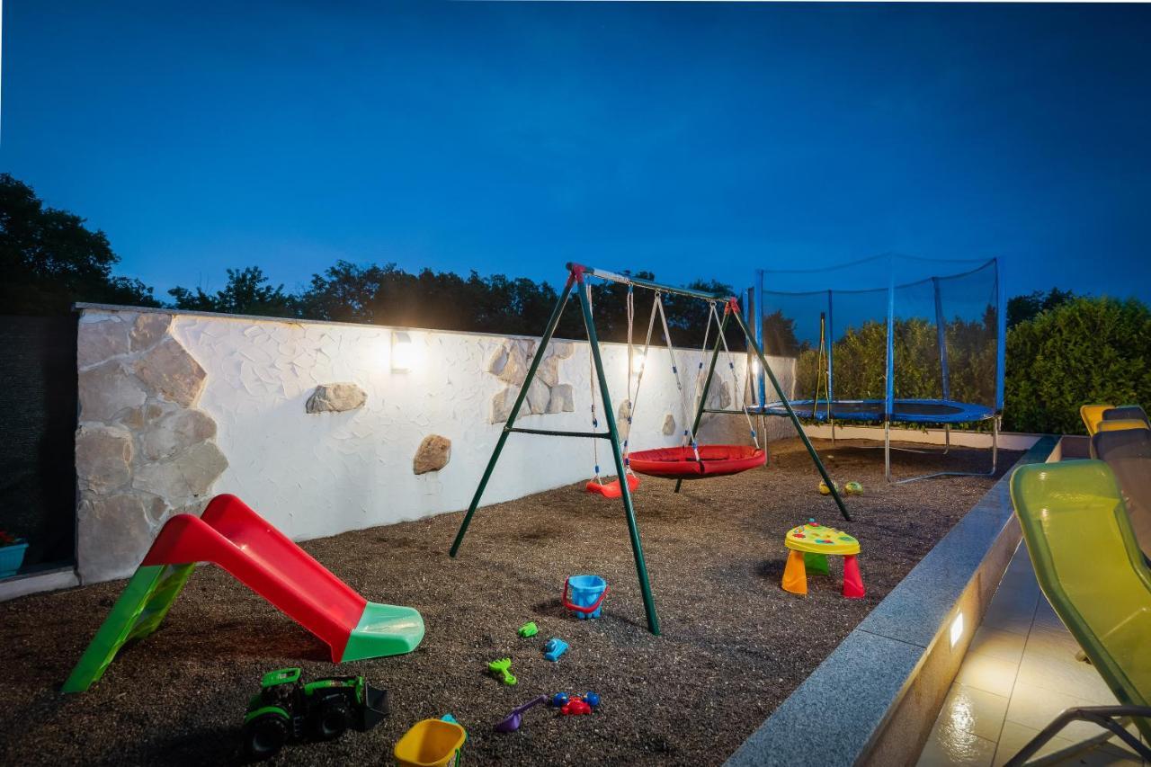 Holiday Residence Maja Katuni Exterior photo
